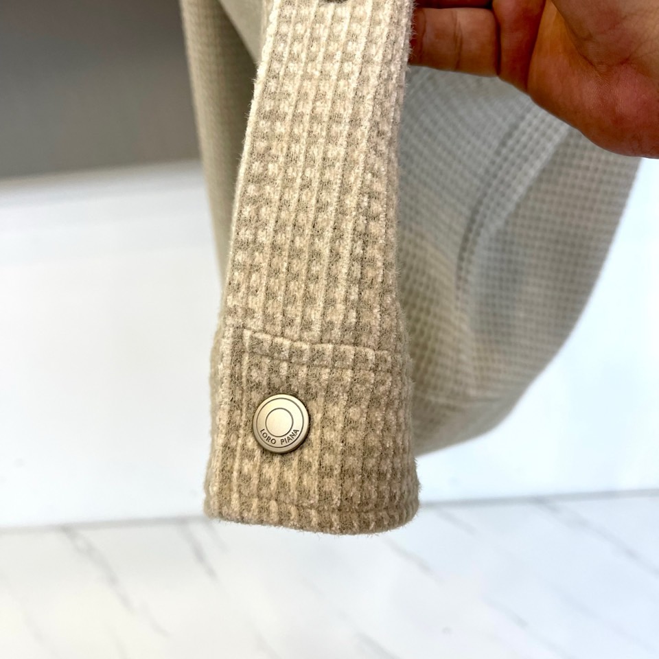 Loro Piana诺悠翩雅、千鸟格纹夹克。经典千鸟格的现代诠释，精选82%埃及棉+18%天丝混纺面料，