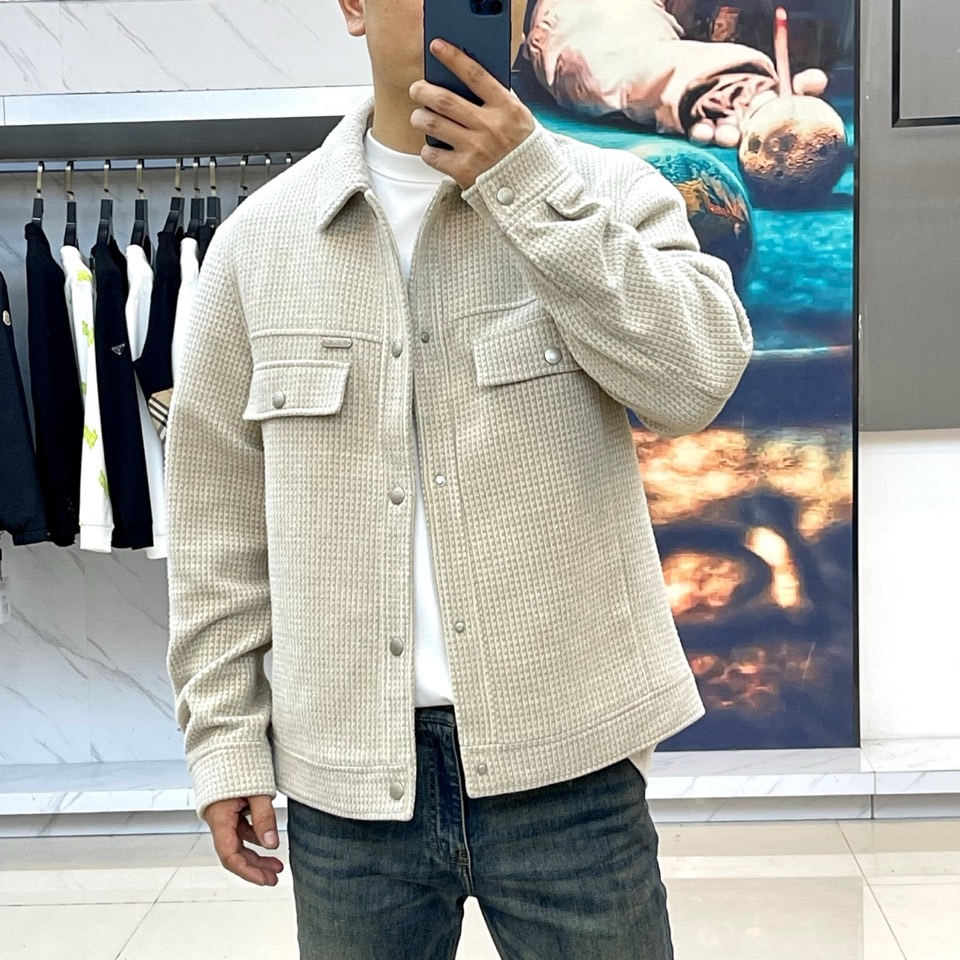 Loro Piana诺悠翩雅、千鸟格纹夹克。经典千鸟格的现代诠释，精选82%埃及棉+18%天丝混纺面料，