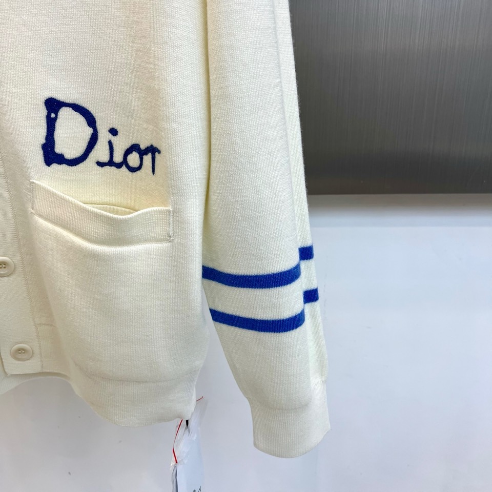 Dio迪奥、2025秋冬新品羊毛🐑针织开衫，以纯净色调演绎法式优雅。本品采用100%绵羊毛材质，通过精细