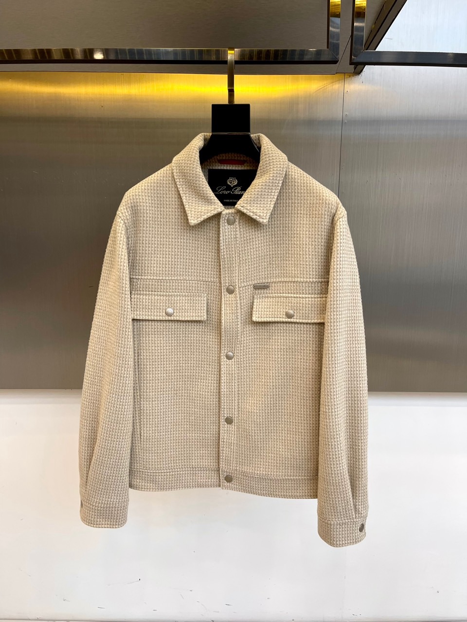 Loro Piana诺悠翩雅、千鸟格纹夹克。经典千鸟格的现代诠释，精选82%埃及棉+18%天丝混纺面料，