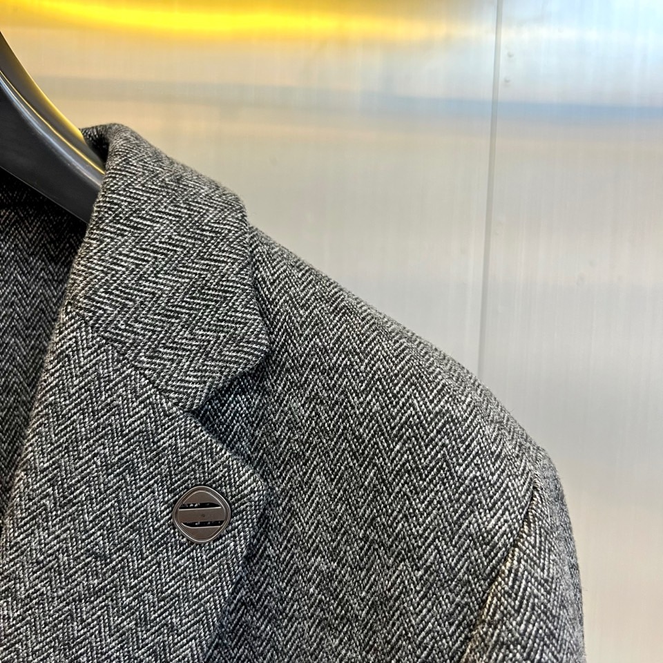 ZEGNA杰尼亚、2025秋冬新品西装外套。诠释现代绅士的从容姿态，重塑职场与生活的着装艺术1. 卓越面