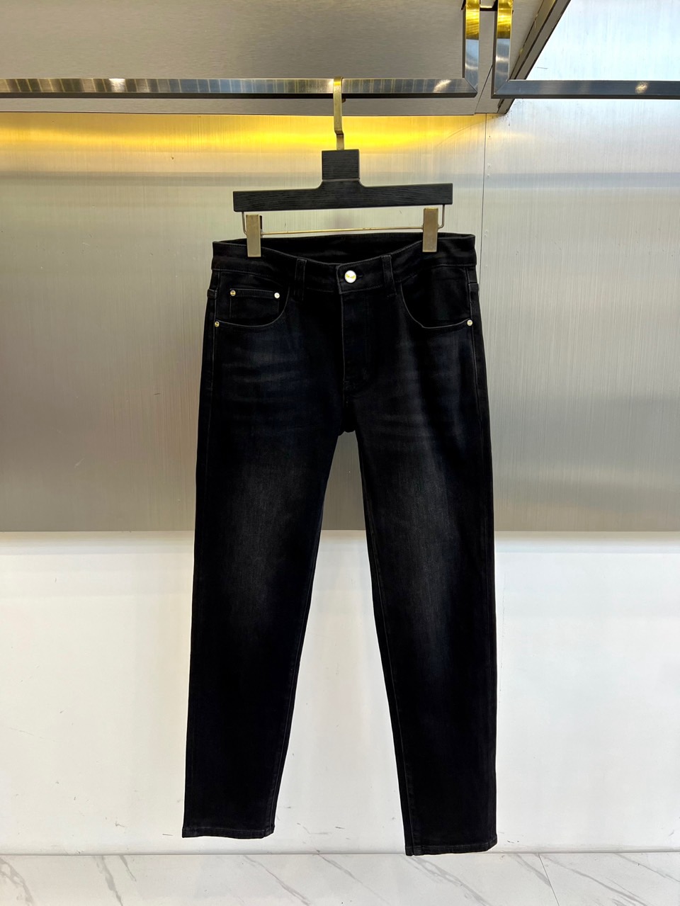 Fend芬迪、2025秋冬新品男士牛仔裤。“双F”图腾重塑男士牛仔美学！黑色水洗丹宁如深邃夜空，后袋满幅