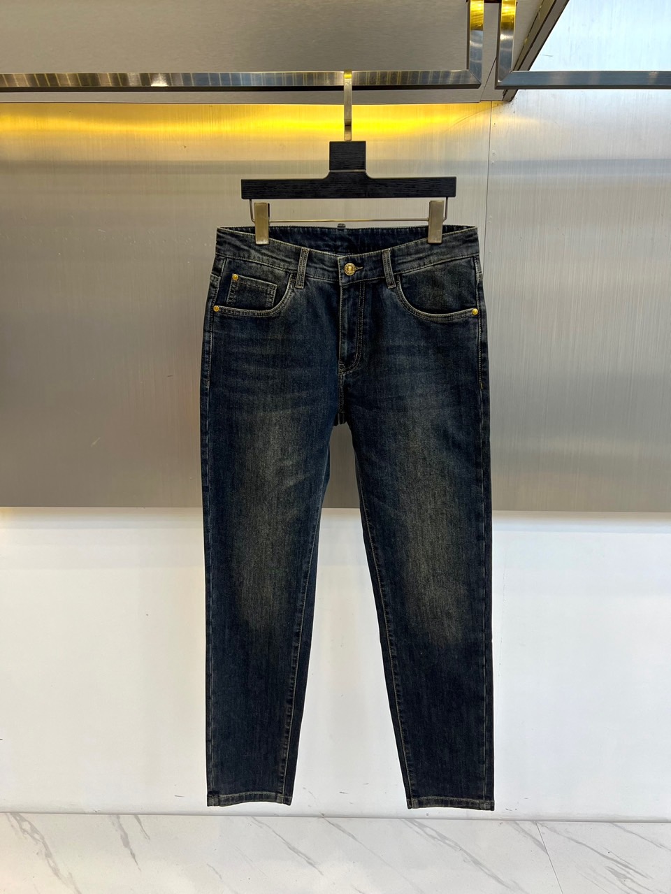 Bur巴宝莉、2025秋冬新品深蓝色牛仔裤，采用高品质棉质面料打造挺括有型的修身剪裁。后袋饰有品牌标志性