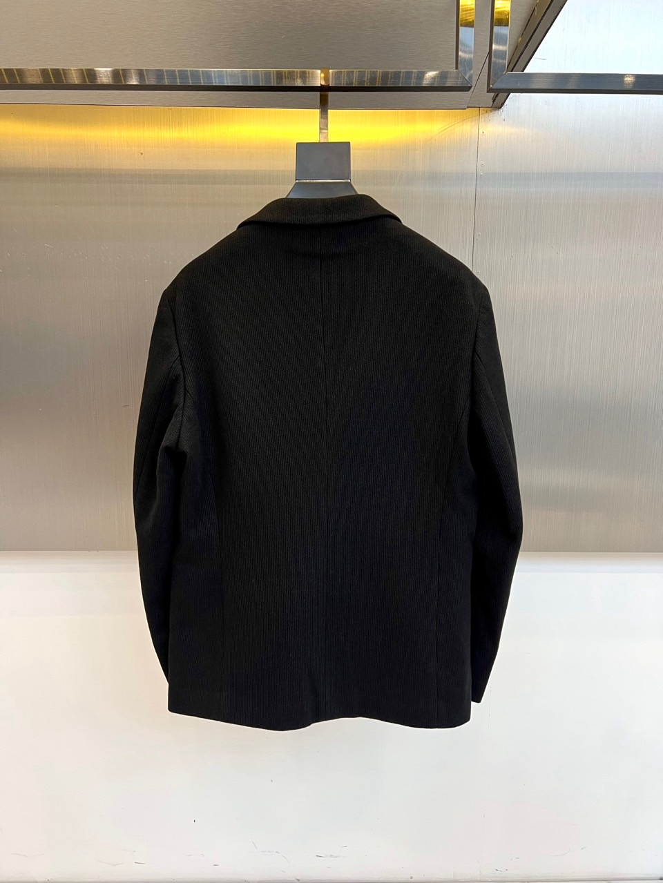 Zegna杰尼亚、2025秋冬新品商务休闲羊毛便西。黑色基调融入微妙细条纹纹理，单排两粒扣设计搭配经典平