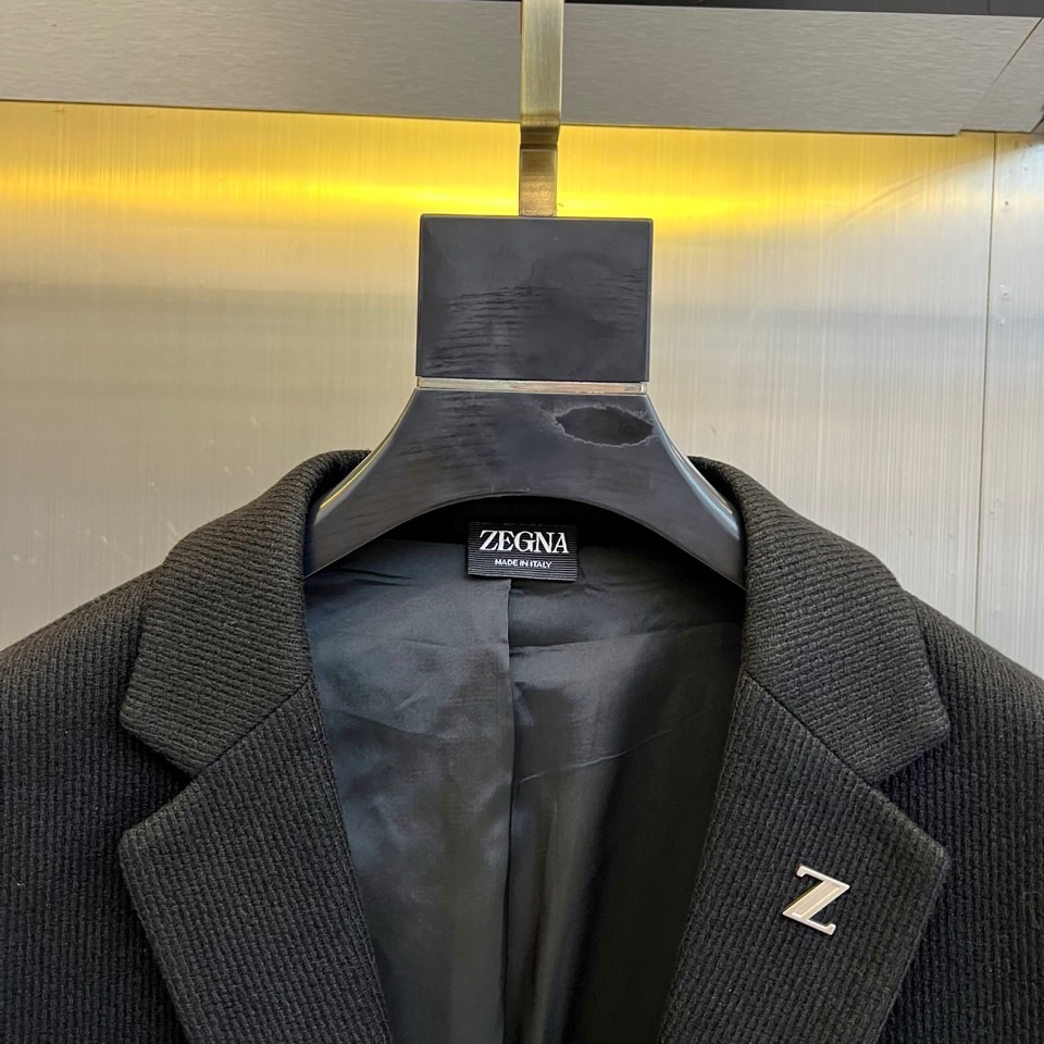 Zegna杰尼亚、2025秋冬新品商务休闲羊毛便西。黑色基调融入微妙细条纹纹理，单排两粒扣设计搭配经典平