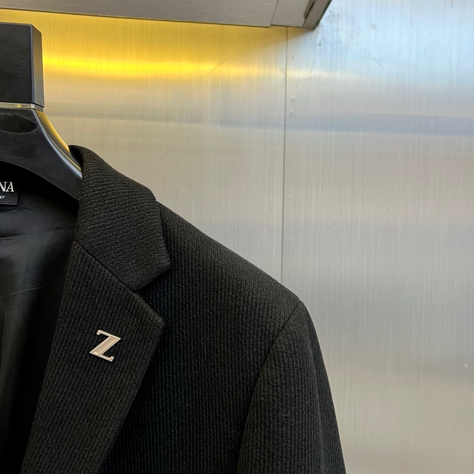 Zegna杰尼亚、2025秋冬新品商务休闲羊毛便西。黑色基调融入微妙细条纹纹理，单排两粒扣设计搭配经典平