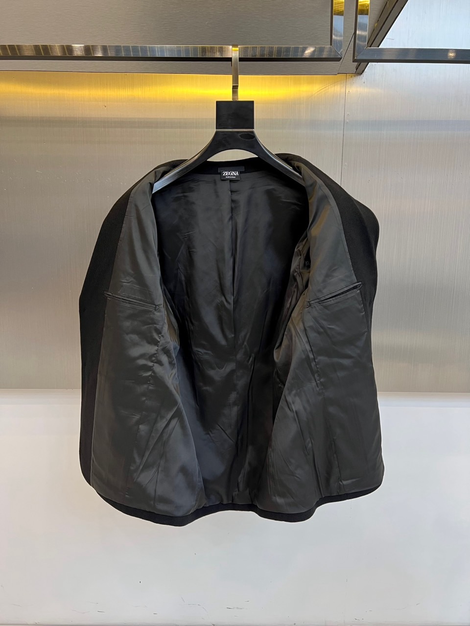 Zegna杰尼亚、2025秋冬新品商务休闲羊毛便西。黑色基调融入微妙细条纹纹理，单排两粒扣设计搭配经典平