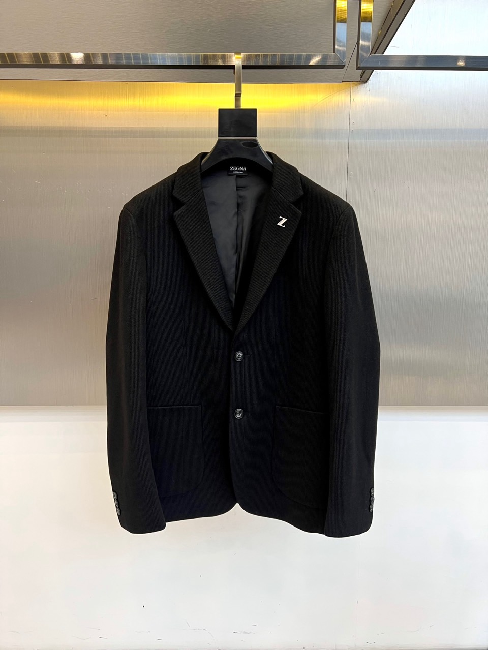 Zegna杰尼亚、2025秋冬新品商务休闲羊毛便西。黑色基调融入微妙细条纹纹理，单排两粒扣设计搭配经典平