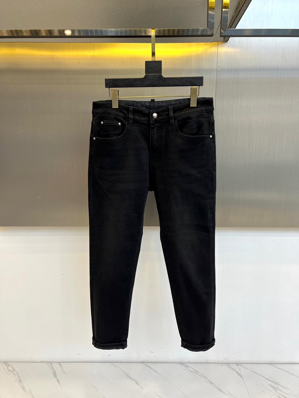 Bur巴宝莉、2025秋冬新品黑色牛仔裤，采用品牌标志性的修身剪裁与高品质棉质面料，呈现利落现代的都市轮