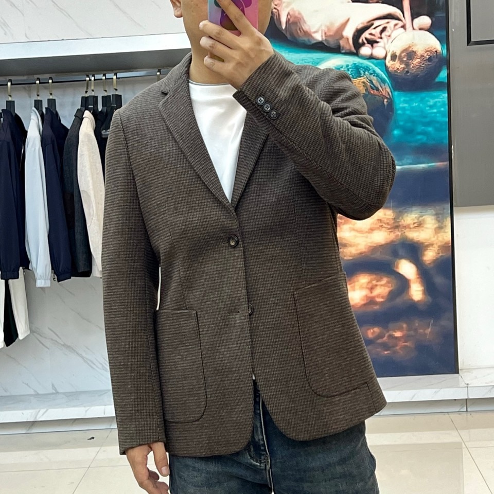 Loro Piana诺悠翩雅、2025秋冬新品商务格调羊毛西服便西。棕色调细密格纹面料融合58.5%聚酯