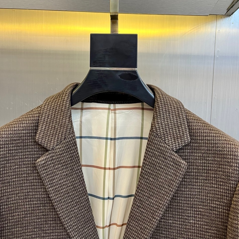 Loro Piana诺悠翩雅、2025秋冬新品商务格调羊毛西服便西。棕色调细密格纹面料融合58.5%聚酯