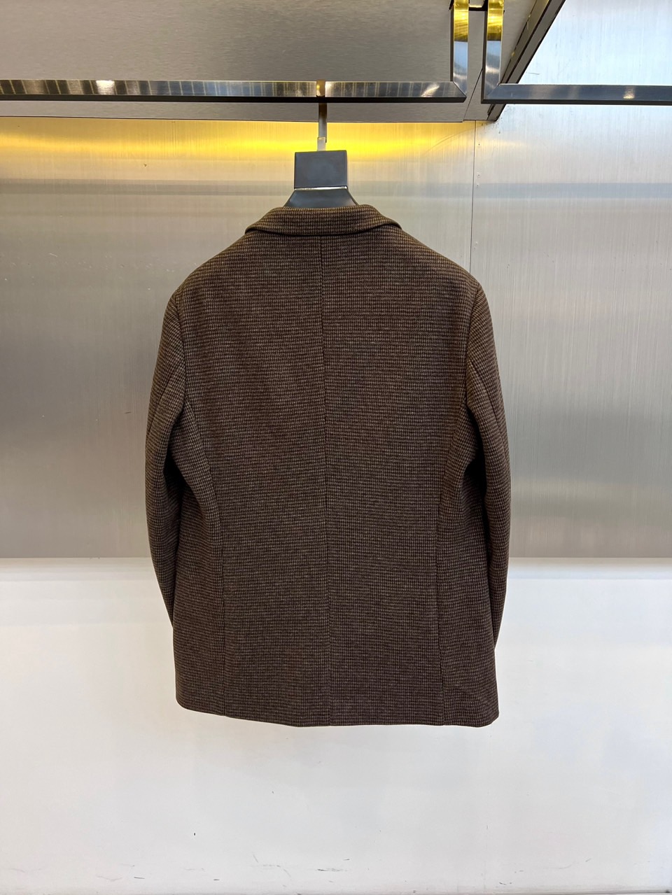 Loro Piana诺悠翩雅、2025秋冬新品商务格调羊毛西服便西。棕色调细密格纹面料融合58.5%聚酯