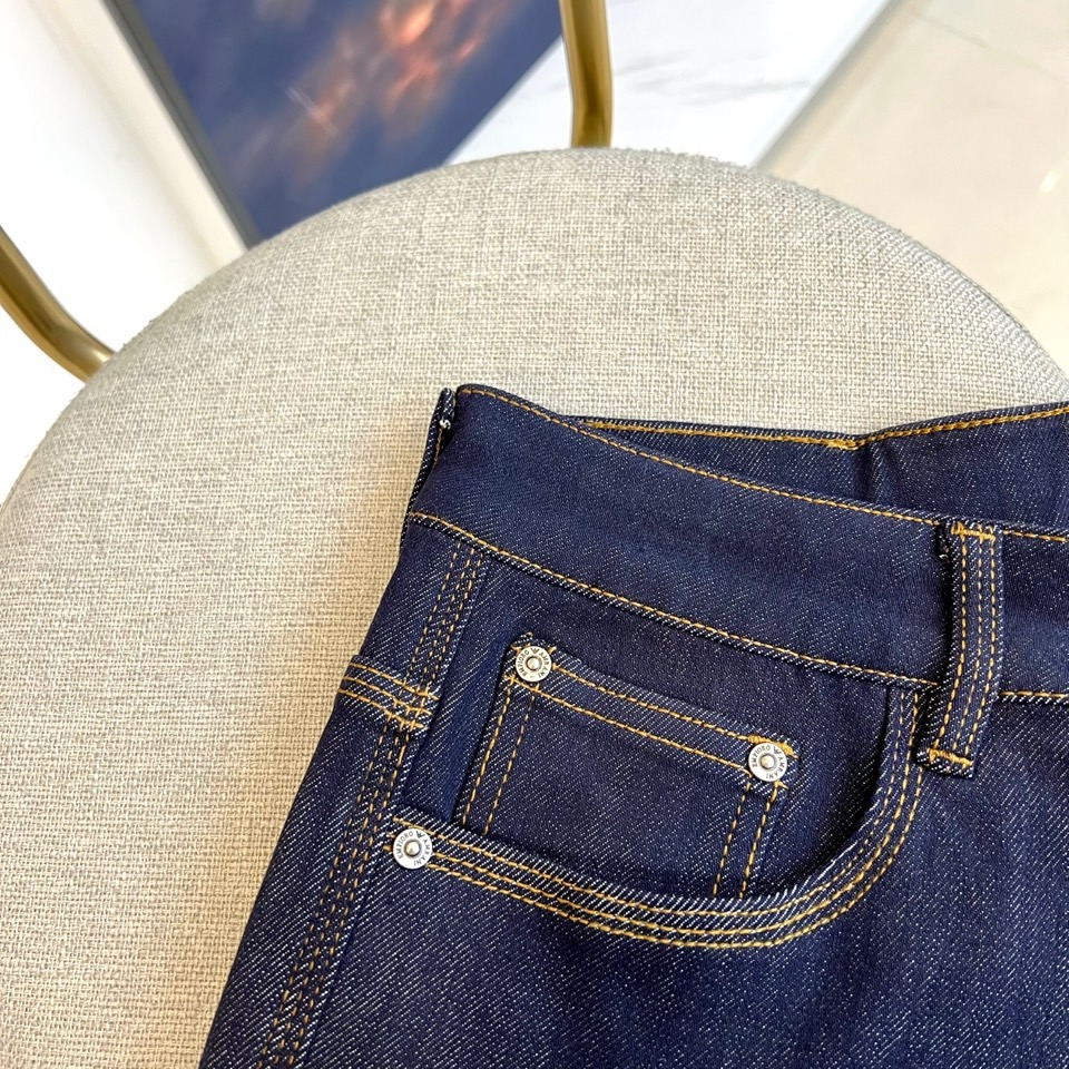 ARM阿玛尼、2025秋冬新品复古蓝色丹宁时尚水洗牛仔裤，丹宁牛仔裤属于衣橱的必备单品，属于日常混搭和造