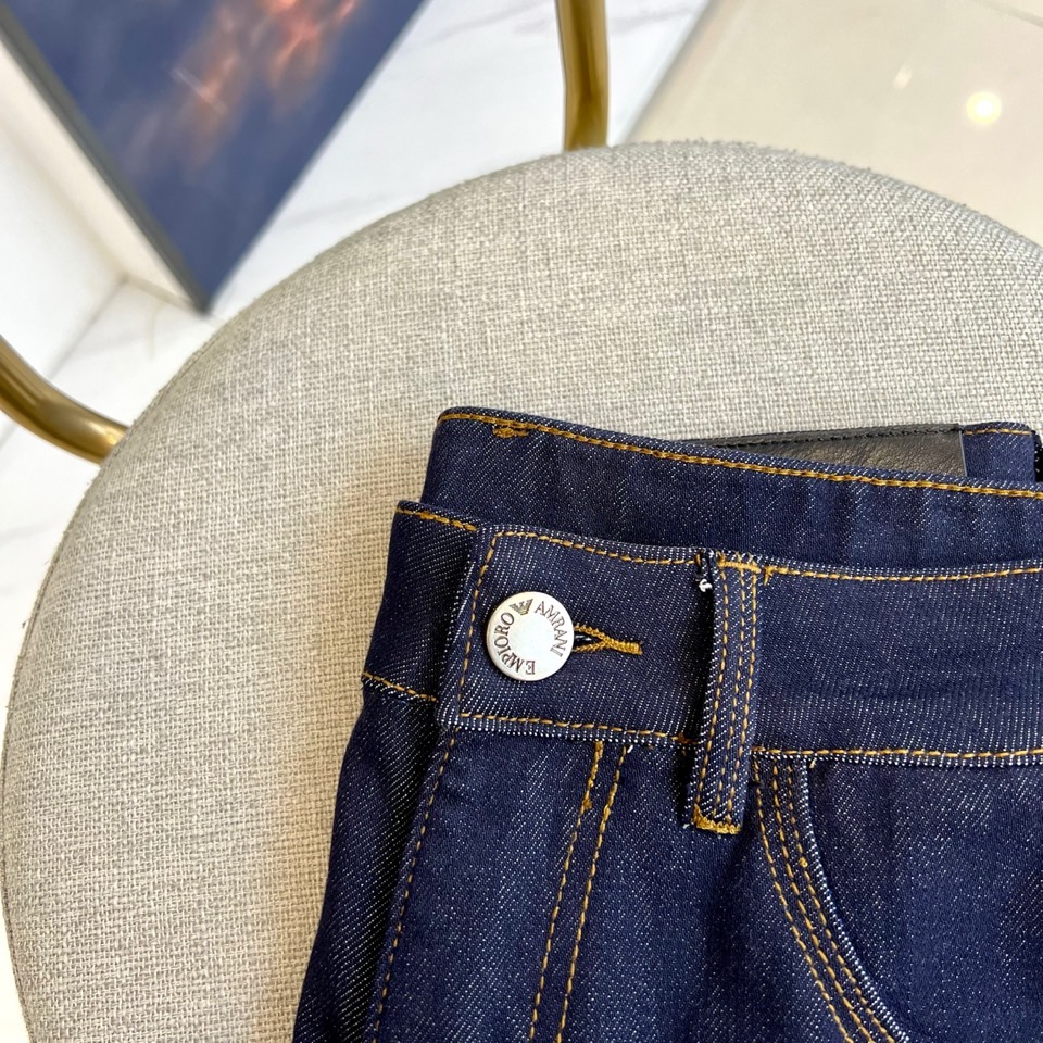 ARM阿玛尼、2025秋冬新品复古蓝色丹宁时尚水洗牛仔裤，丹宁牛仔裤属于衣橱的必备单品，属于日常混搭和造