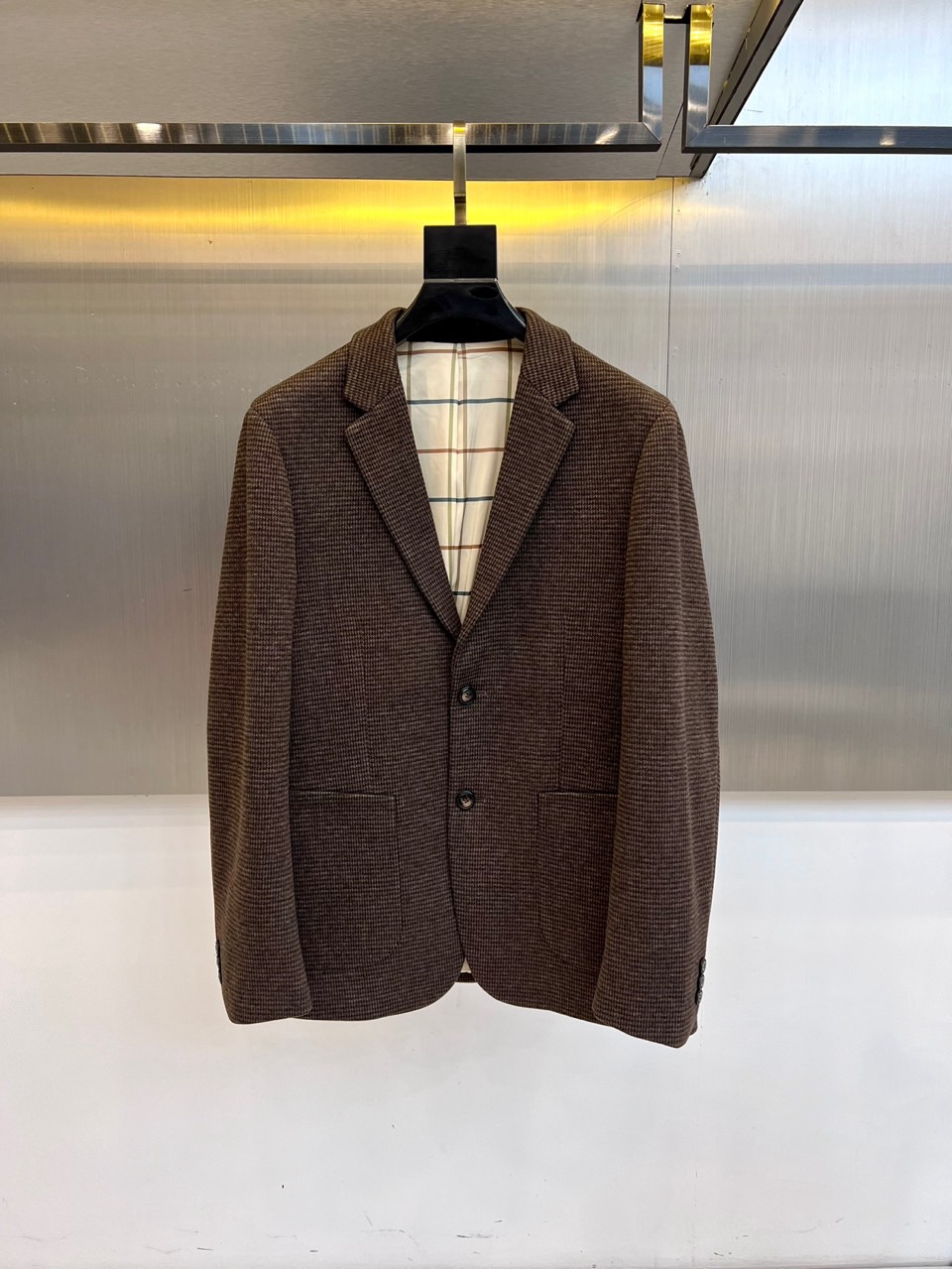 Loro Piana诺悠翩雅、2025秋冬新品商务格调羊毛西服便西。棕色调细密格纹面料融合58.5%聚酯