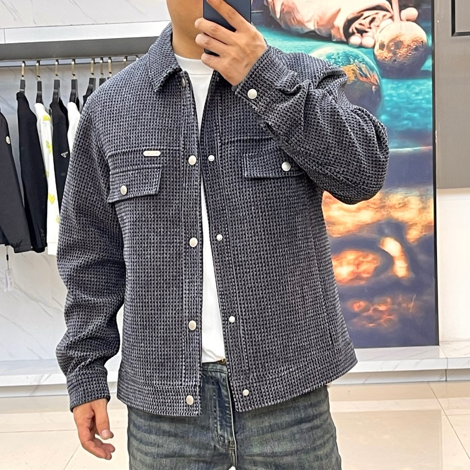 Loro Piana诺悠翩雅、千鸟格纹夹克。经典千鸟格的现代诠释，精选82%埃及棉+18%天丝混纺面料，