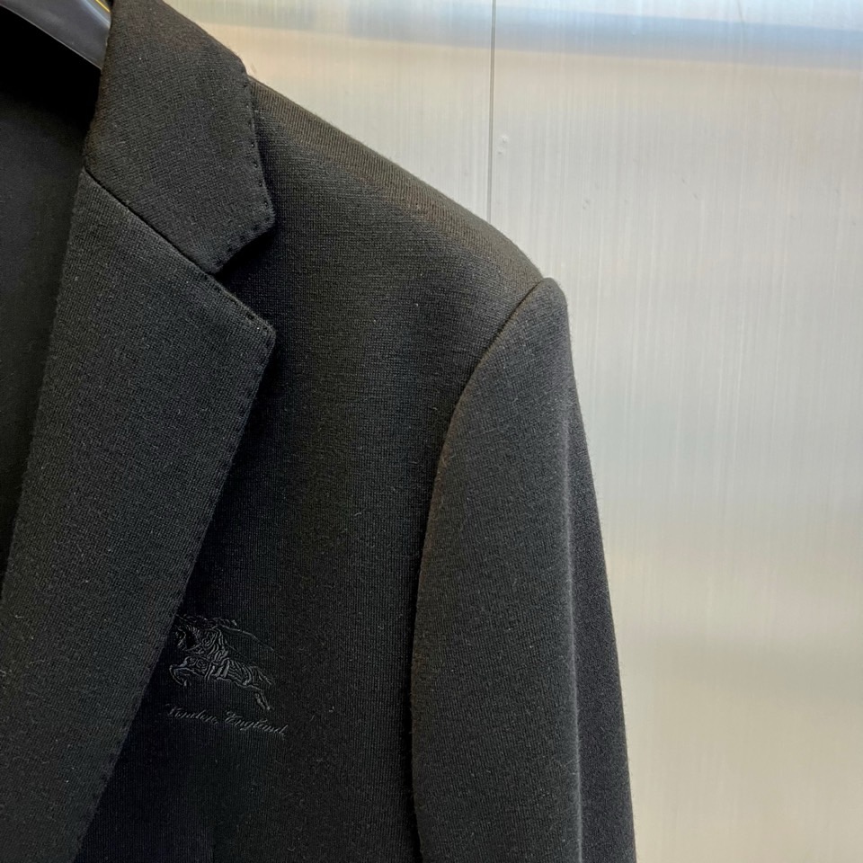 Bur巴宝莉、25FW秋冬新品羊毛西服。触感细腻，挺括性十足，融合了优越的抗起球纤维，兼具极好的抗免烫工