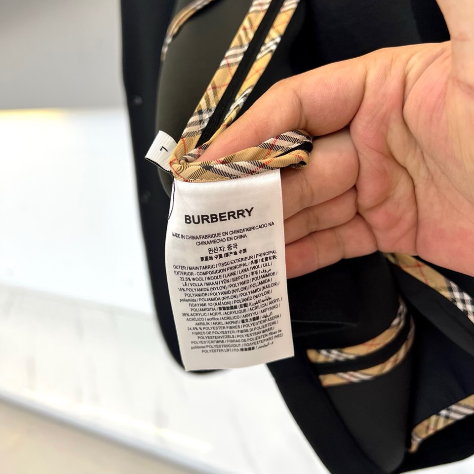 Bur巴宝莉、25FW秋冬新品羊毛西服。触感细腻，挺括性十足，融合了优越的抗起球纤维，兼具极好的抗免烫工