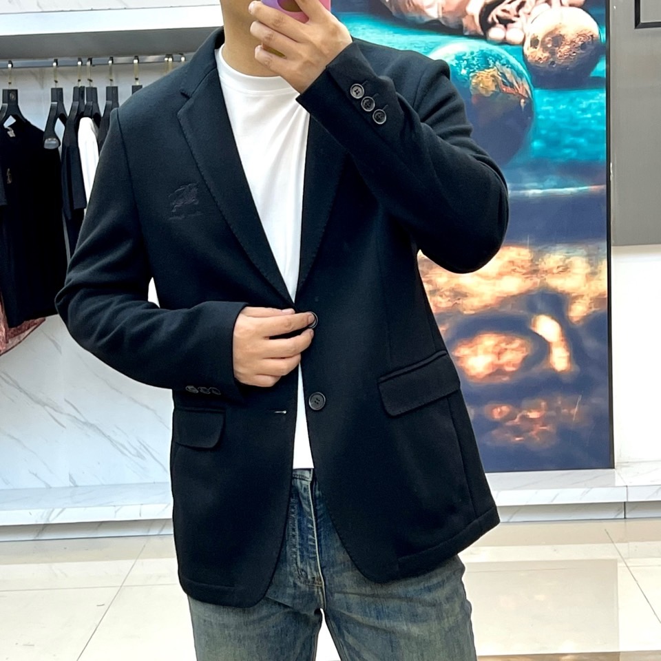 Bur巴宝莉、25FW秋冬新品羊毛西服。触感细腻，挺括性十足，融合了优越的抗起球纤维，兼具极好的抗免烫工