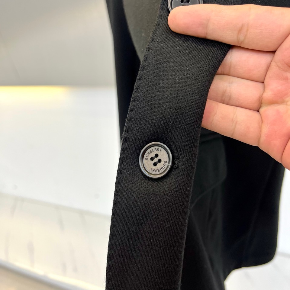 Bur巴宝莉、25FW秋冬新品羊毛西服。触感细腻，挺括性十足，融合了优越的抗起球纤维，兼具极好的抗免烫工
