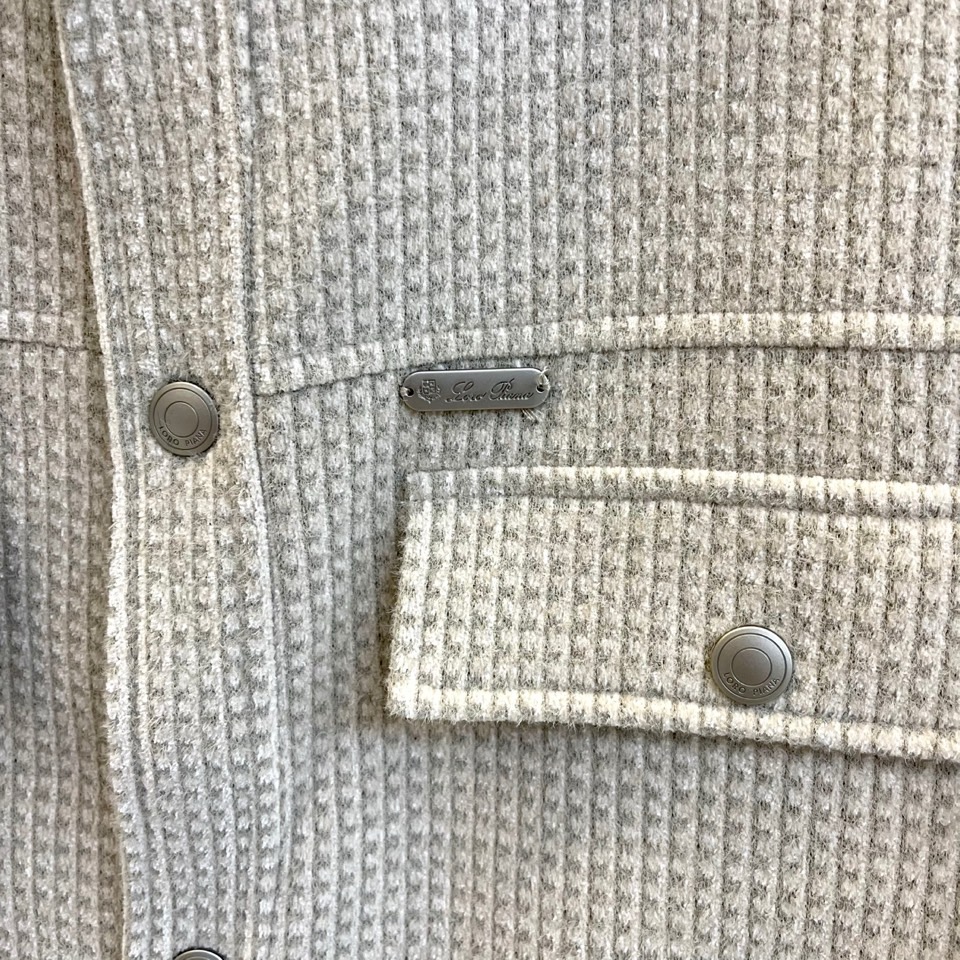Loro Piana诺悠翩雅、千鸟格纹夹克。经典千鸟格的现代诠释，精选82%埃及棉+18%天丝混纺面料，