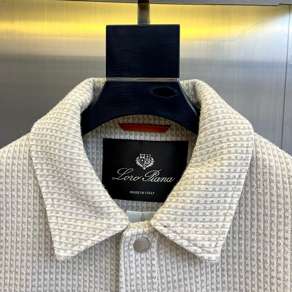 Loro Piana诺悠翩雅、千鸟格纹夹克。经典千鸟格的现代诠释，精选82%埃及棉+18%天丝混纺面料，