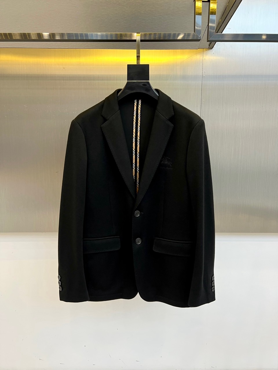 Bur巴宝莉、25FW秋冬新品羊毛西服。触感细腻，挺括性十足，融合了优越的抗起球纤维，兼具极好的抗免烫工