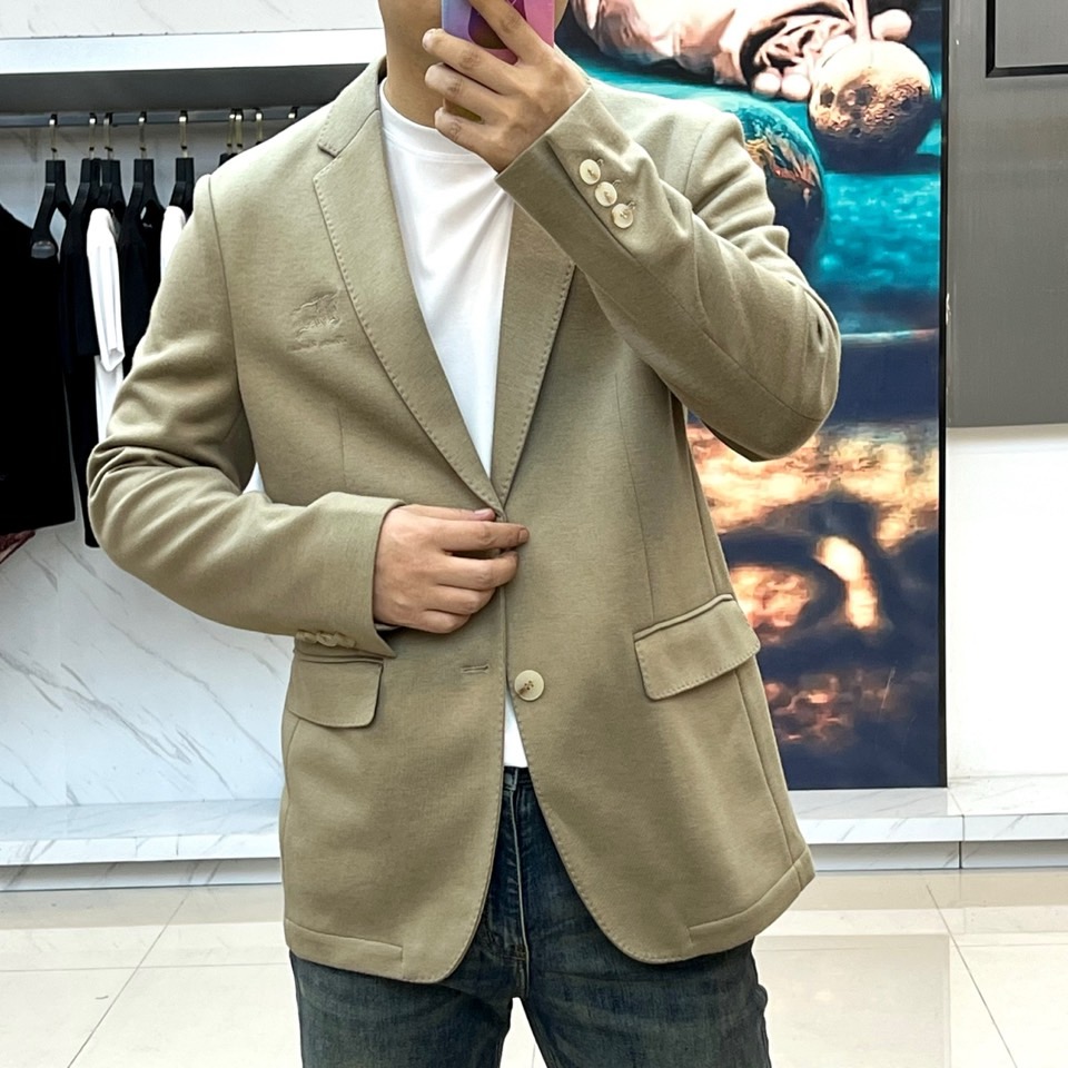 Bur巴宝莉、25FW秋冬新品羊毛西服。触感细腻，挺括性十足，融合了优越的抗起球纤维，兼具极好的抗免烫工