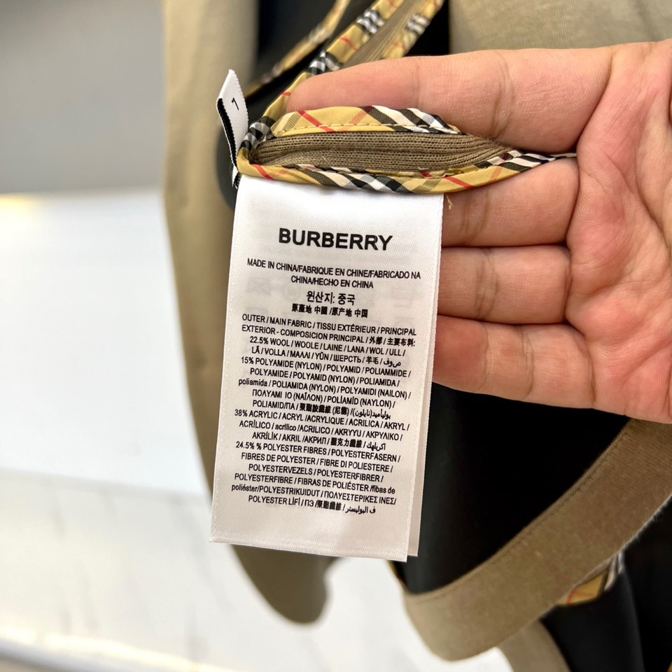 Bur巴宝莉、25FW秋冬新品羊毛西服。触感细腻，挺括性十足，融合了优越的抗起球纤维，兼具极好的抗免烫工