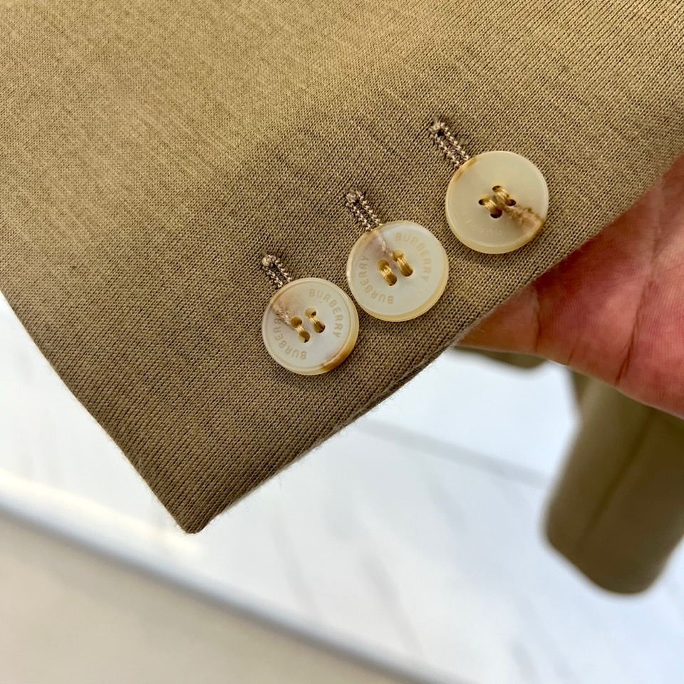 Bur巴宝莉、25FW秋冬新品羊毛西服。触感细腻，挺括性十足，融合了优越的抗起球纤维，兼具极好的抗免烫工