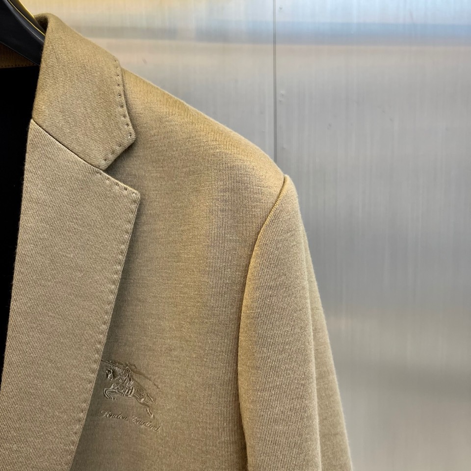 Bur巴宝莉、25FW秋冬新品羊毛西服。触感细腻，挺括性十足，融合了优越的抗起球纤维，兼具极好的抗免烫工