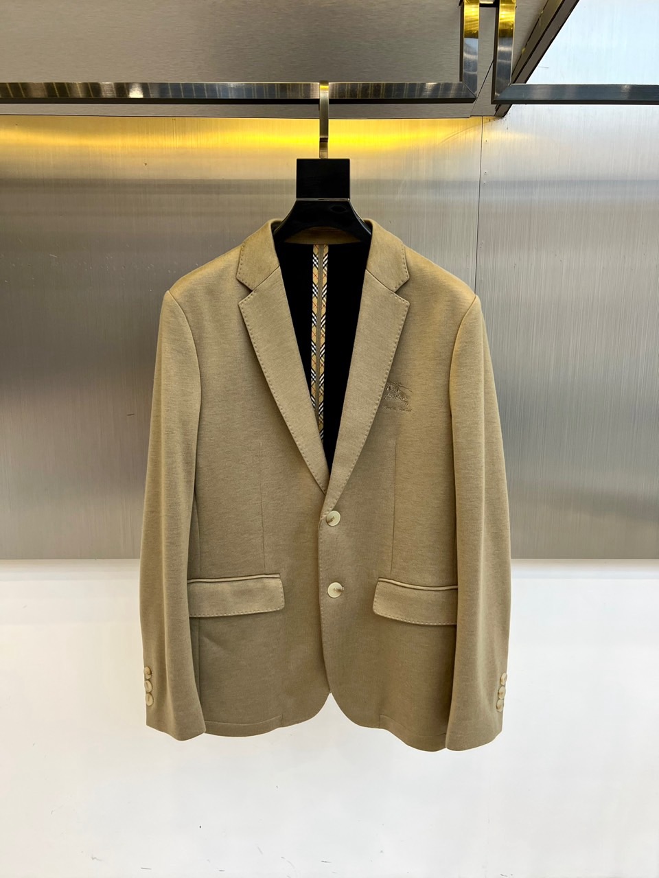 Bur巴宝莉、25FW秋冬新品羊毛西服。触感细腻，挺括性十足，融合了优越的抗起球纤维，兼具极好的抗免烫工