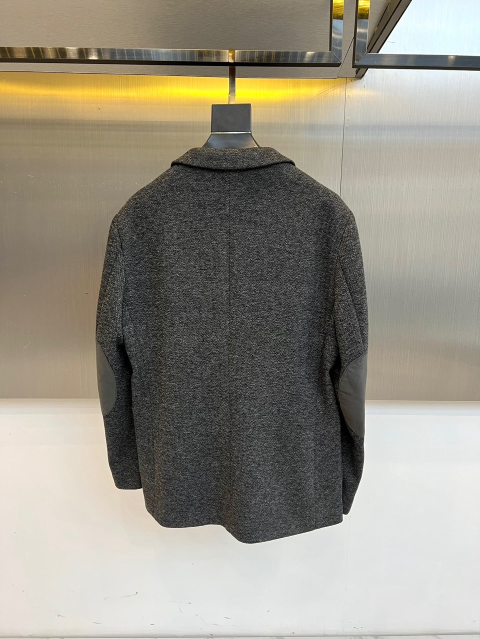 ZEGNA杰尼亚、2025秋冬新品西装外套。诠释现代绅士的从容姿态，重塑职场与生活的着装艺术1. 卓越面