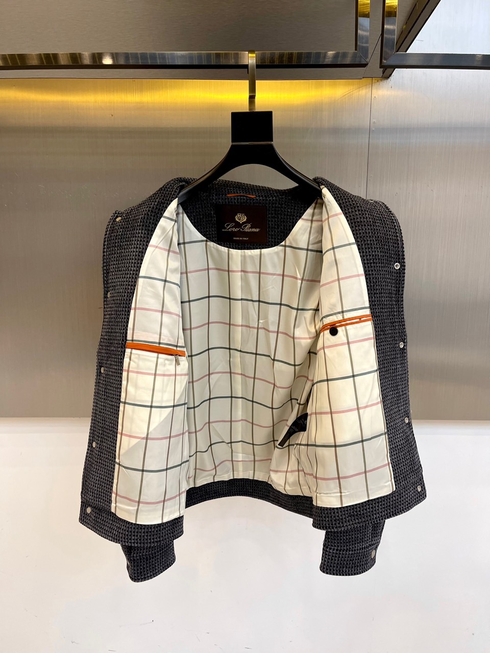 Loro Piana诺悠翩雅、千鸟格纹夹克。经典千鸟格的现代诠释，精选82%埃及棉+18%天丝混纺面料，