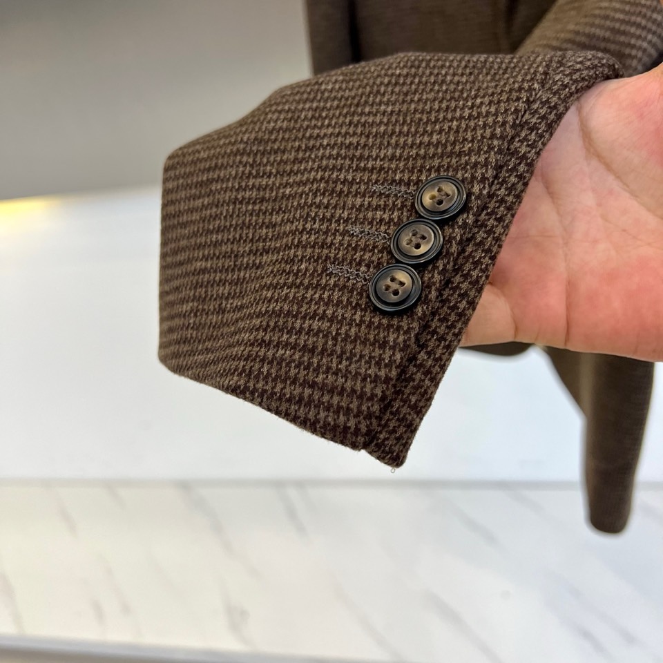 Loro Piana诺悠翩雅、2025秋冬新品商务格调羊毛西服便西。棕色调细密格纹面料融合58.5%聚酯