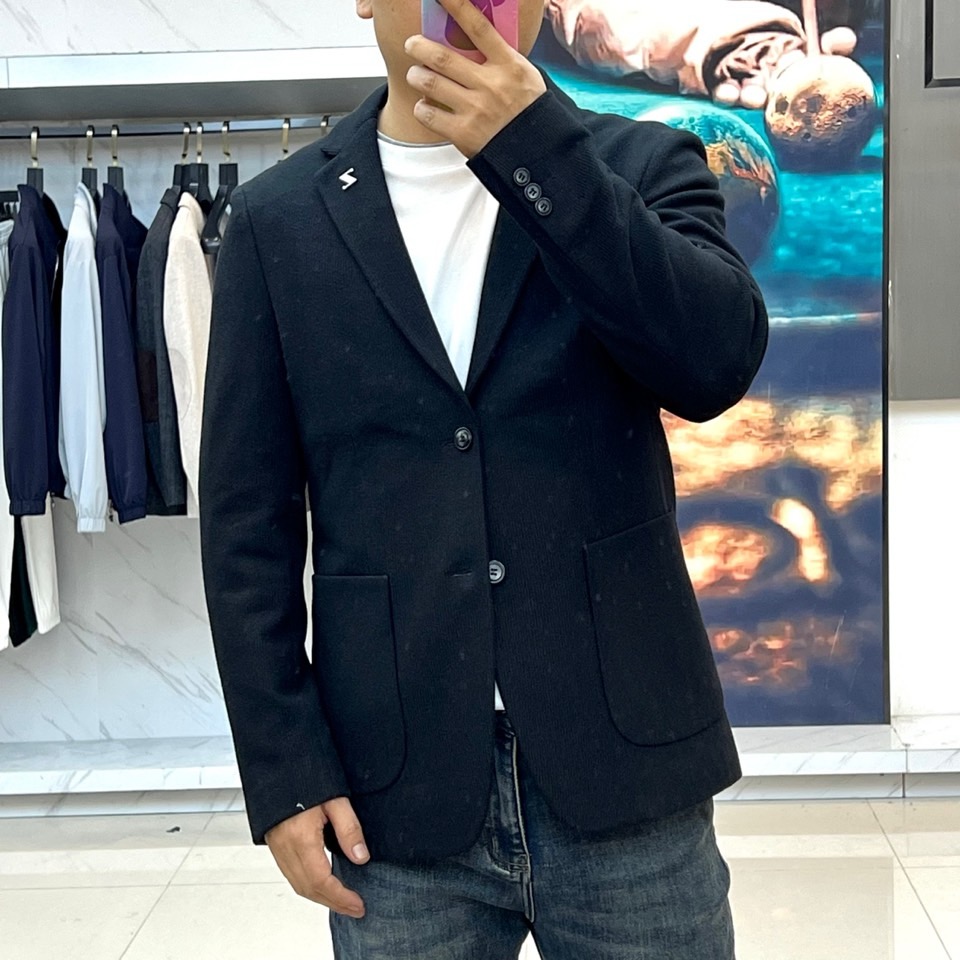 Zegna杰尼亚、2025秋冬新品商务休闲羊毛便西。黑色基调融入微妙细条纹纹理，单排两粒扣设计搭配经典平