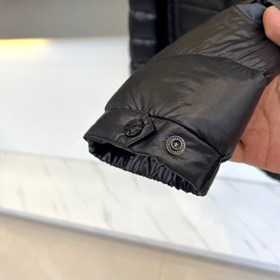 Mon蒙口、2025秋冬新品羽绒服，连帽设计搭配顺滑拉链开合，左臂饰有品牌标志性黑白条纹织带与浮雕徽章，