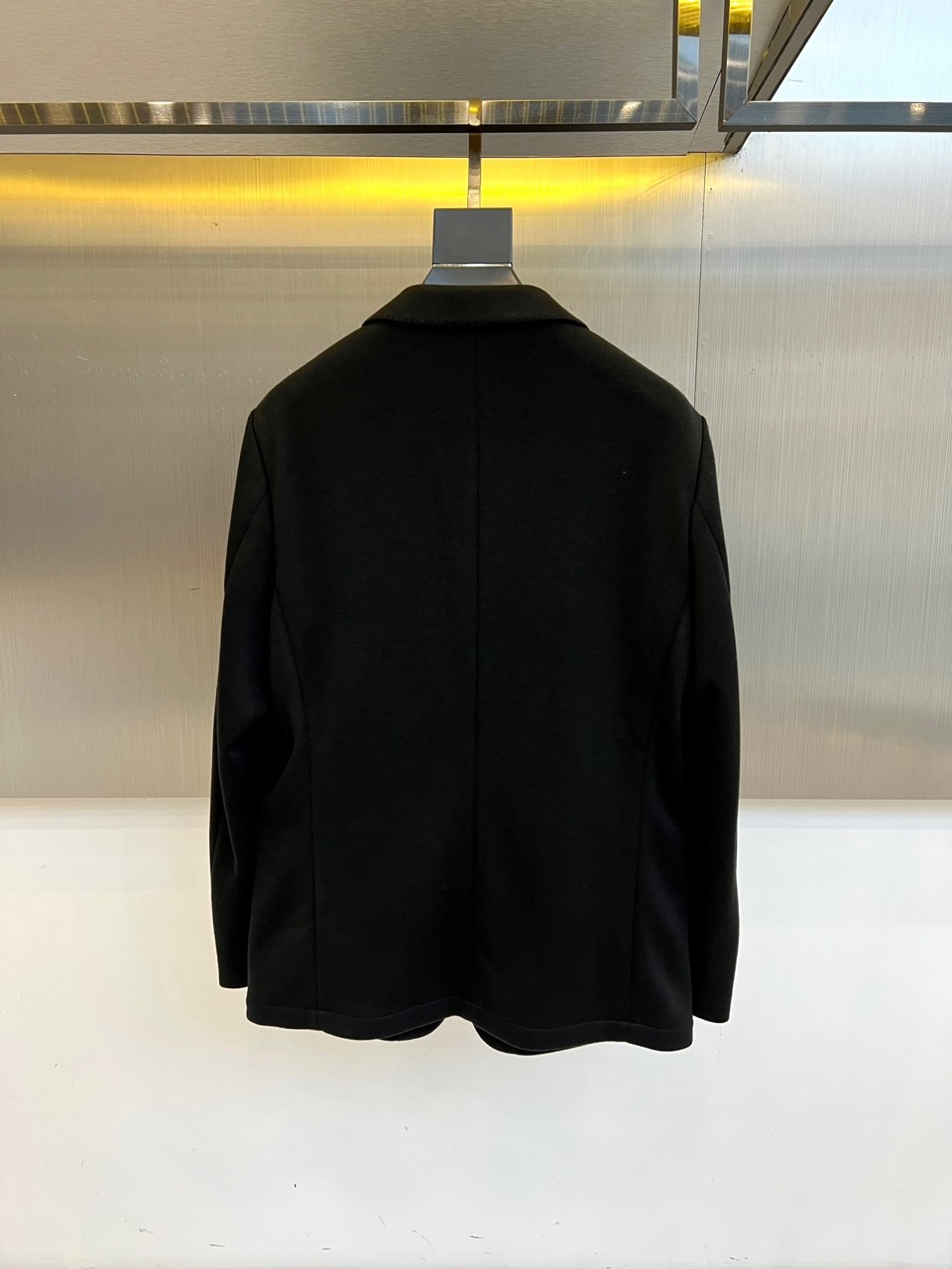 Bur巴宝莉、25FW秋冬新品羊毛西服。触感细腻，挺括性十足，融合了优越的抗起球纤维，兼具极好的抗免烫工