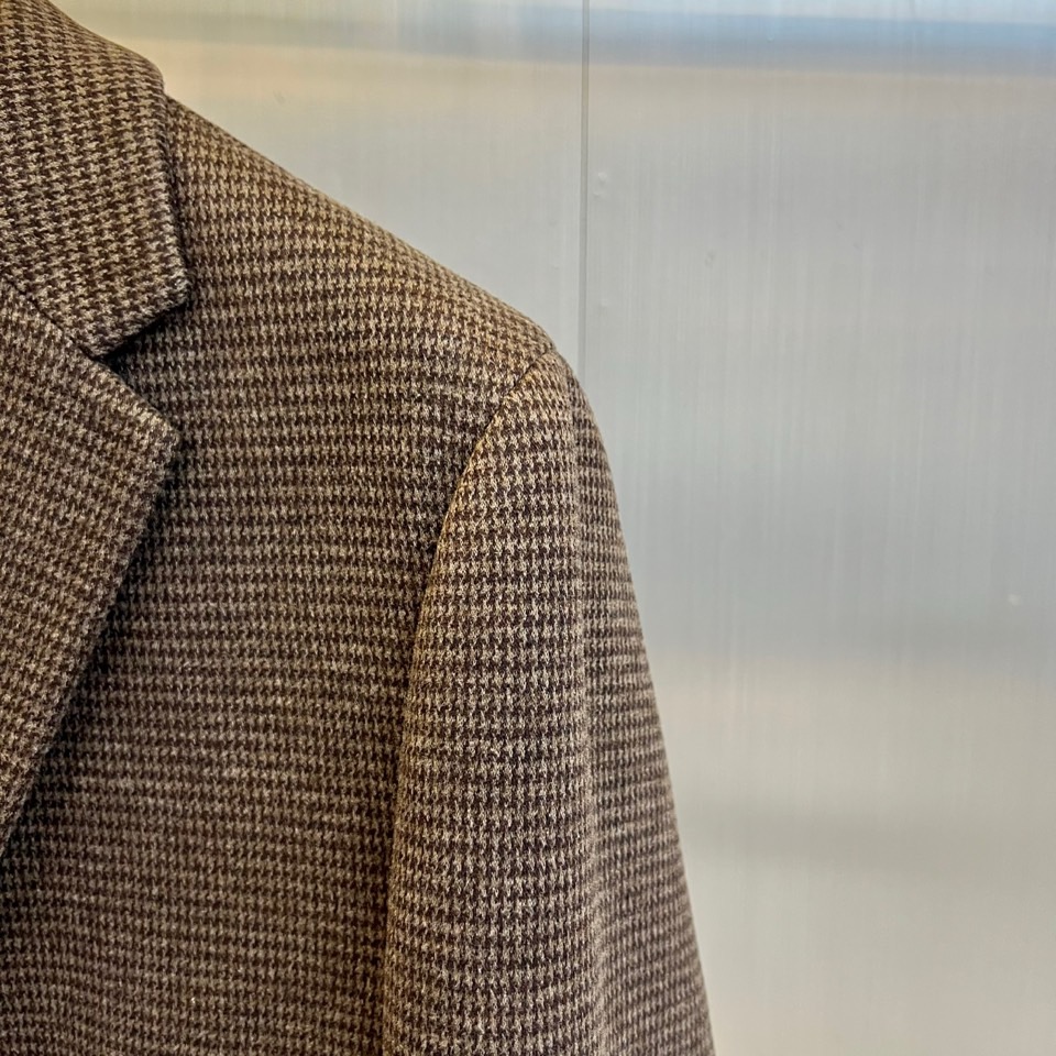 Loro Piana诺悠翩雅、2025秋冬新品商务格调羊毛西服便西。棕色调细密格纹面料融合58.5%聚酯