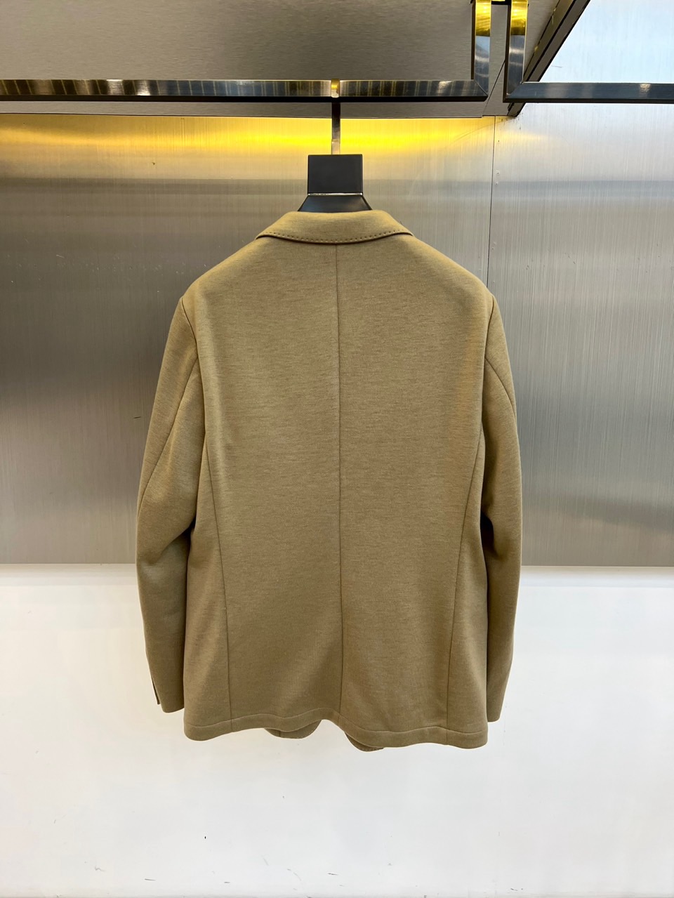 Bur巴宝莉、25FW秋冬新品羊毛西服。触感细腻，挺括性十足，融合了优越的抗起球纤维，兼具极好的抗免烫工