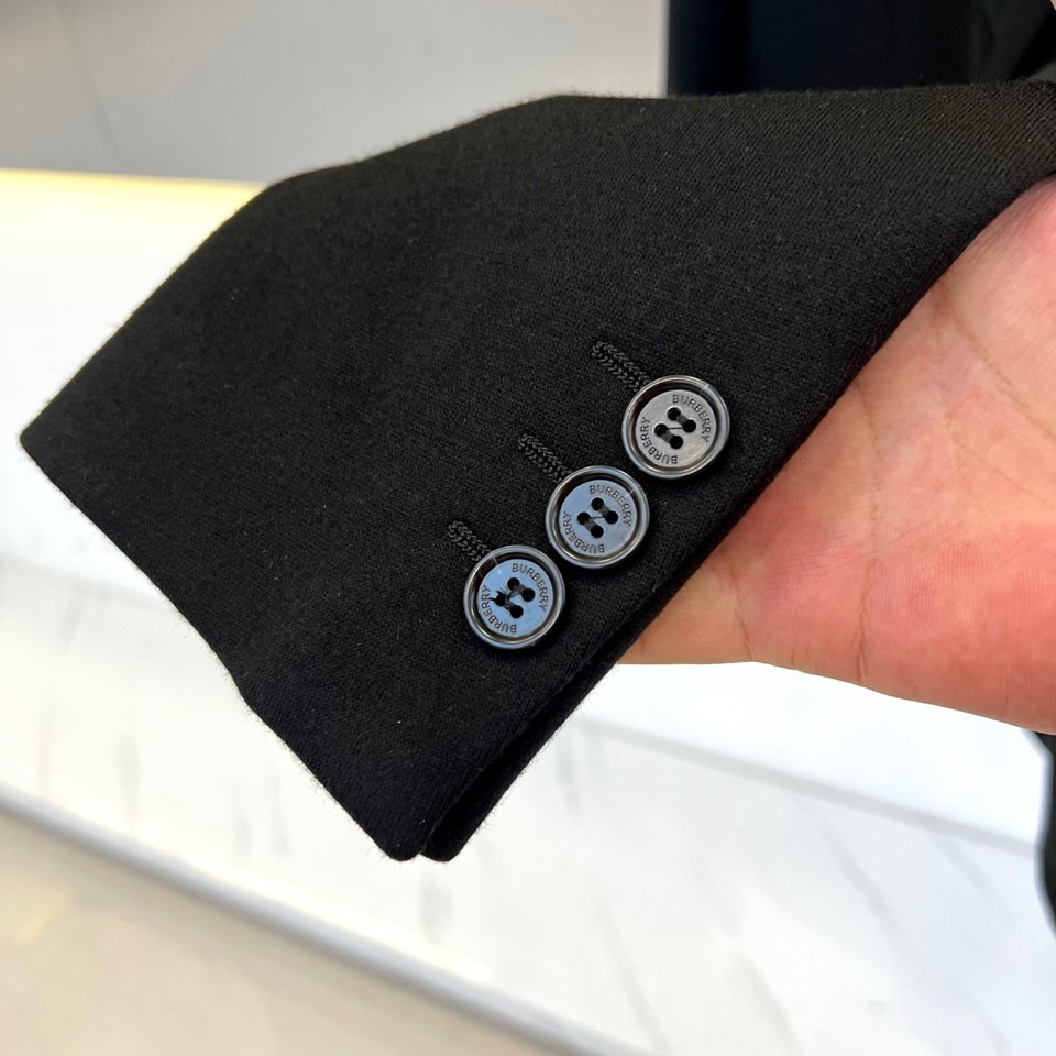 Bur巴宝莉、25FW秋冬新品羊毛西服。触感细腻，挺括性十足，融合了优越的抗起球纤维，兼具极好的抗免烫工