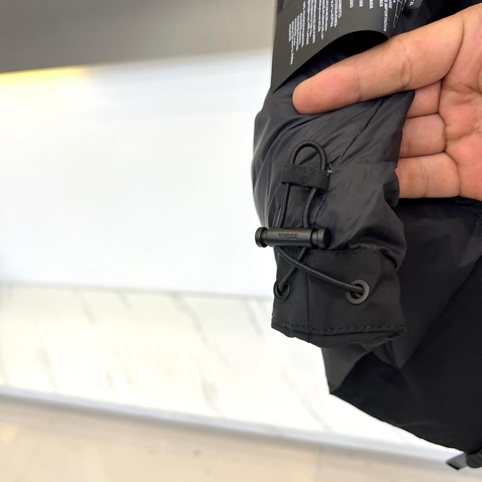 Zegna杰尼亚（鹅绒）、2025秋冬新品男士羽绒服夹克，以现代都市探索精神为灵感，推出这款兼具实用功能