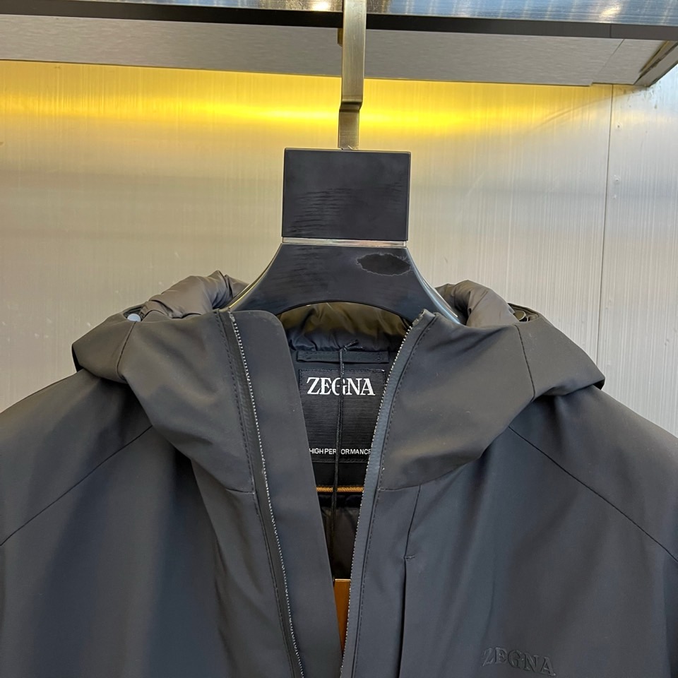 Zegna杰尼亚（鹅绒）、2025秋冬新品男士羽绒服夹克，以现代都市探索精神为灵感，推出这款兼具实用功能