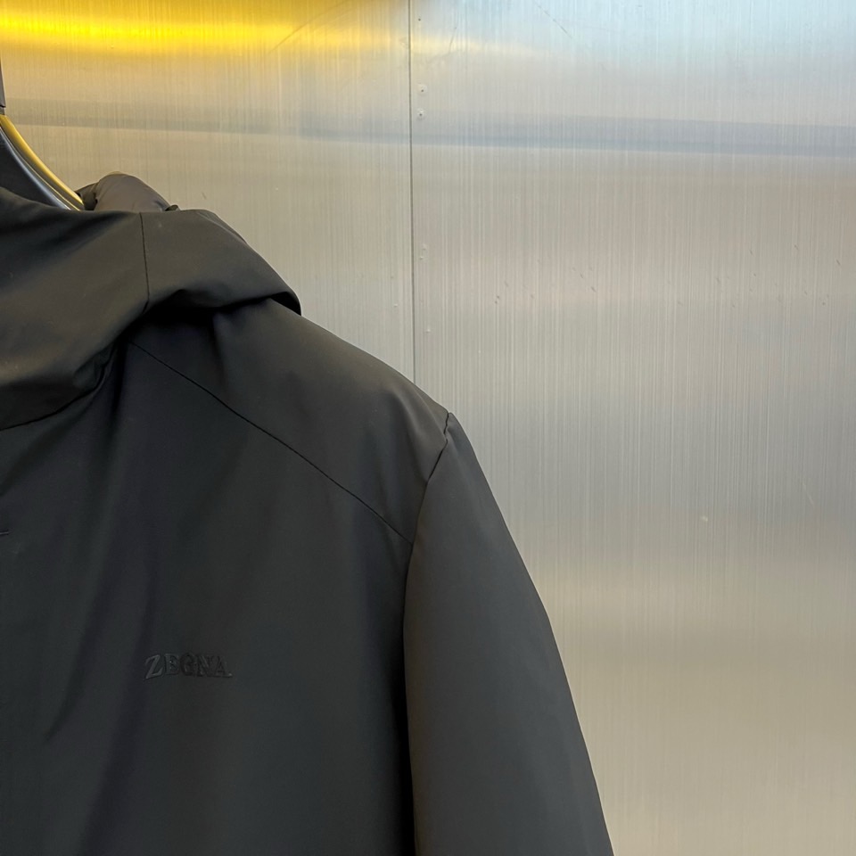 Zegna杰尼亚（鹅绒）、2025秋冬新品男士羽绒服夹克，以现代都市探索精神为灵感，推出这款兼具实用功能