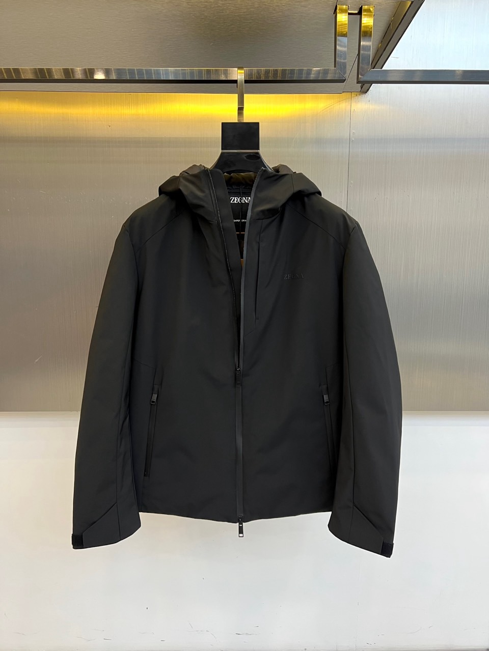 Zegna杰尼亚（鹅绒）、2025秋冬新品男士羽绒服夹克，以现代都市探索精神为灵感，推出这款兼具实用功能