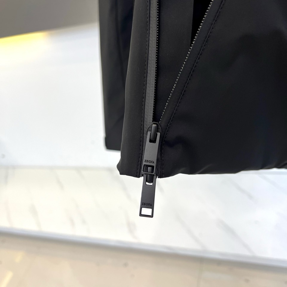 Zegna杰尼亚（鹅绒）、2025秋冬新品男士羽绒服夹克，以现代都市探索精神为灵感，推出这款兼具实用功能