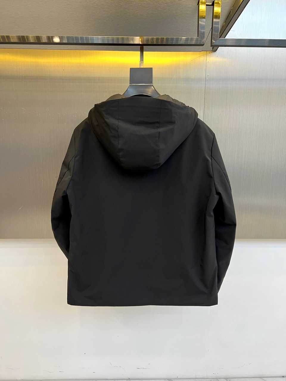 Zegna杰尼亚（鹅绒）、2025秋冬新品男士羽绒服夹克，以现代都市探索精神为灵感，推出这款兼具实用功能