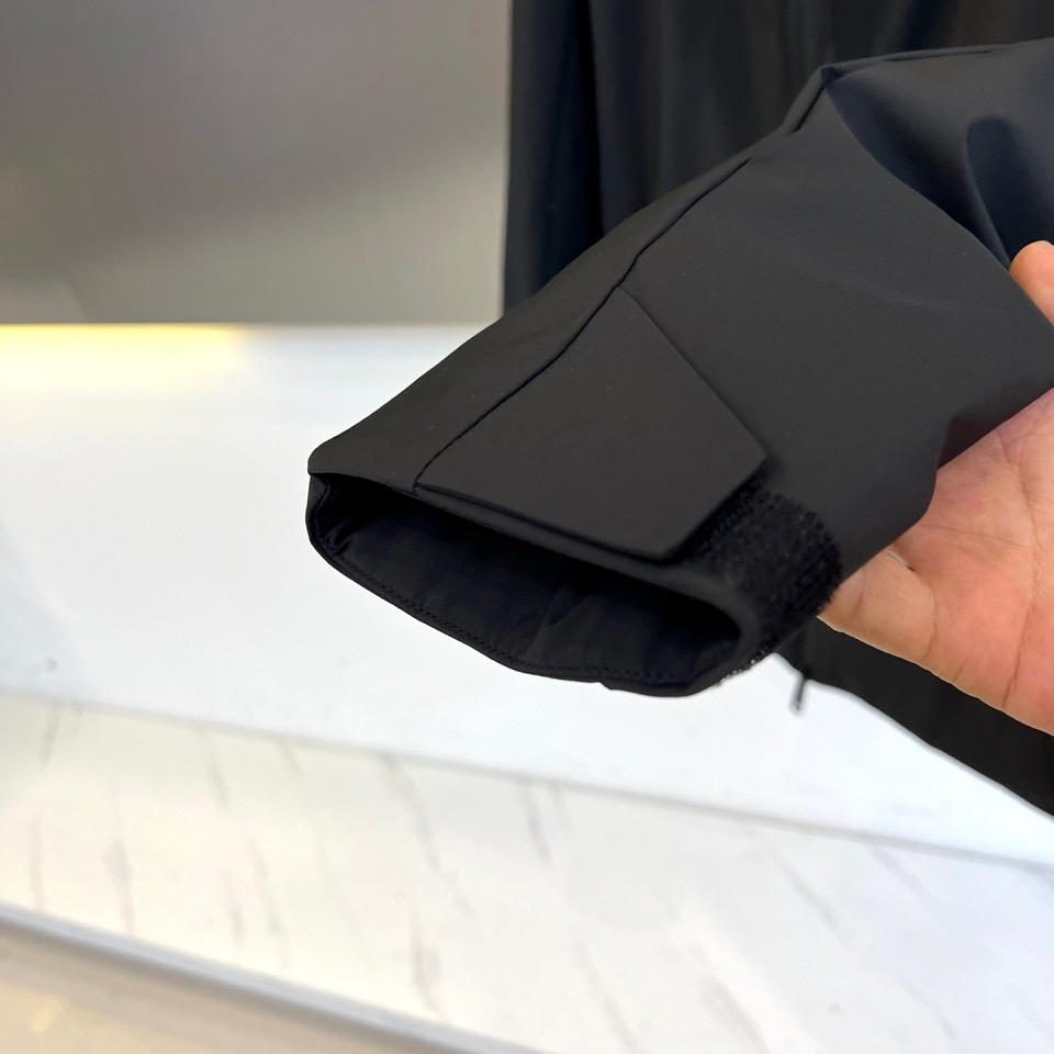 Zegna杰尼亚（鹅绒）、2025秋冬新品男士羽绒服夹克，以现代都市探索精神为灵感，推出这款兼具实用功能