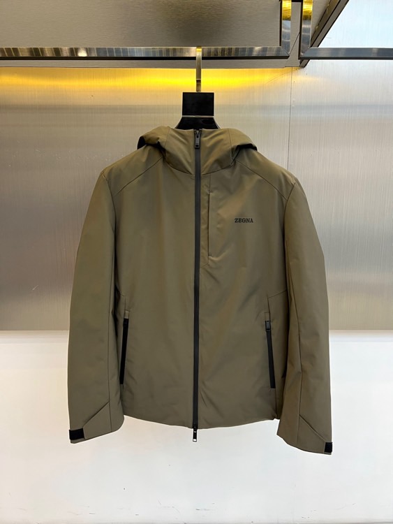 Zegna杰尼亚（鹅绒）、2025秋冬新品男士羽绒服夹克，以现代都市探索精神为灵感，推出这款兼具实用功能