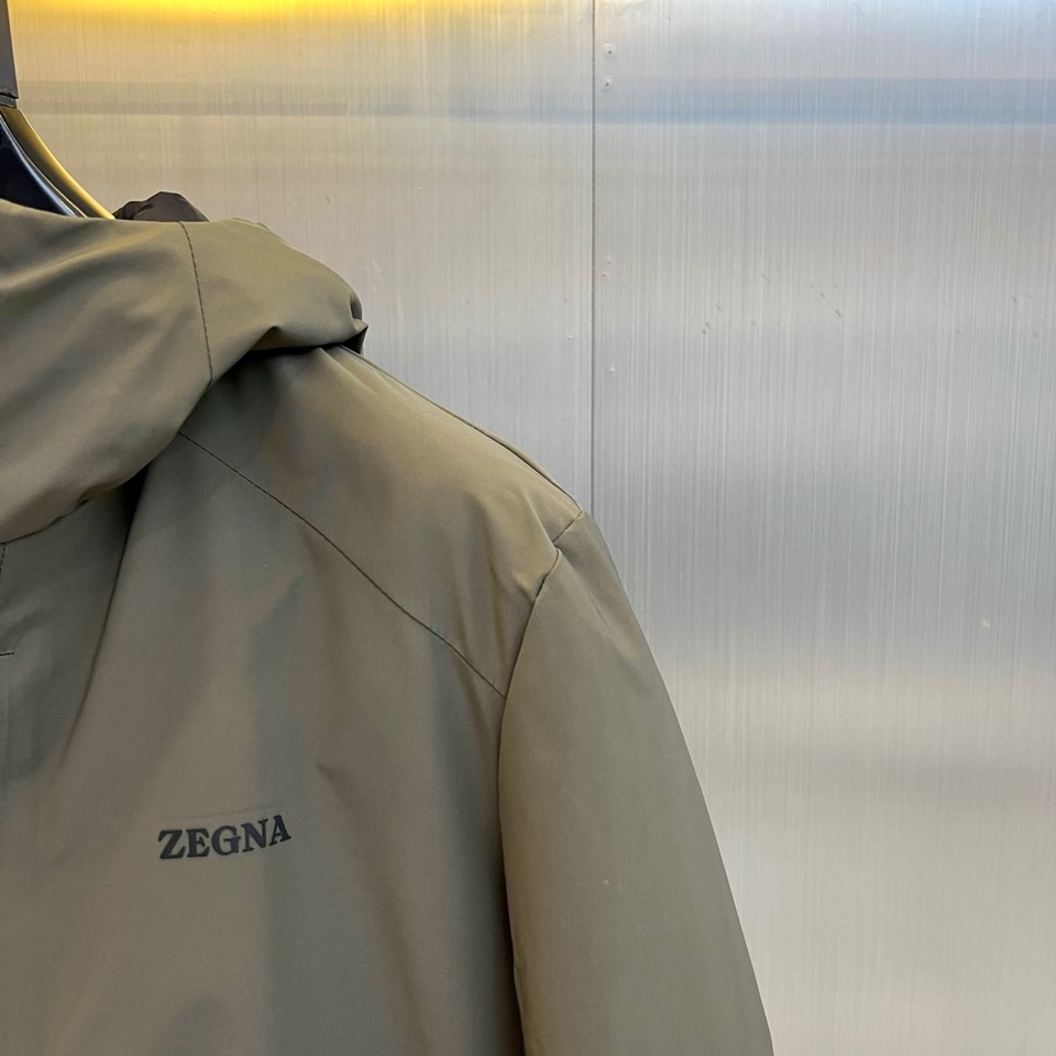 Zegna杰尼亚（鹅绒）、2025秋冬新品男士羽绒服夹克，以现代都市探索精神为灵感，推出这款兼具实用功能